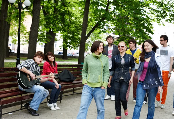 Группа в городском парке слушает музыку . — стоковое фото