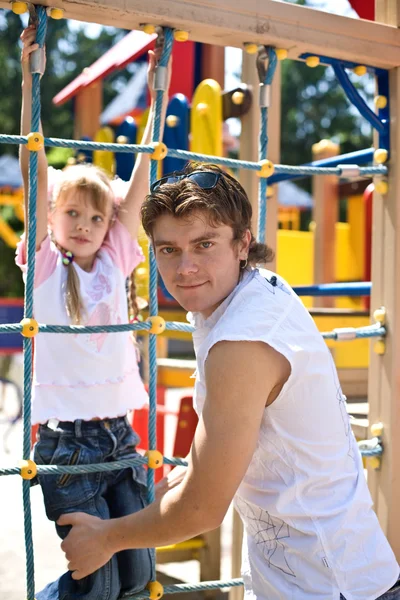 Daddy with daughter in park. Happy family. — Stock Photo, Image