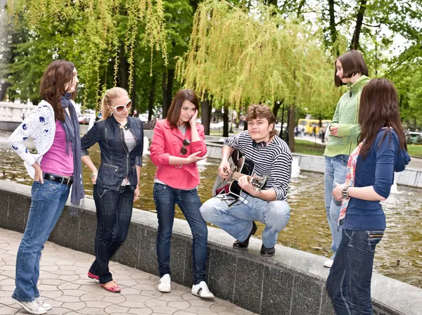 Grupp i city park lyssna musik. — Stockfoto