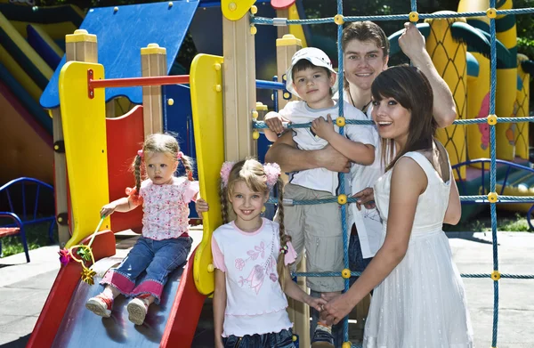 Rodina s dětmi venkovní. — Stock fotografie
