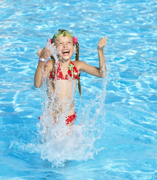 Çocuk yüzme havuzunda yüzerek. — Stok fotoğraf