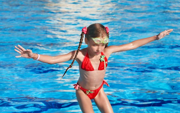 Kind met beschermende bril in zwembad. — Stockfoto