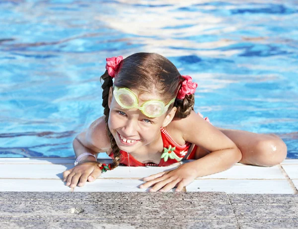 Kind met beschermende bril in zwembad. — Stockfoto