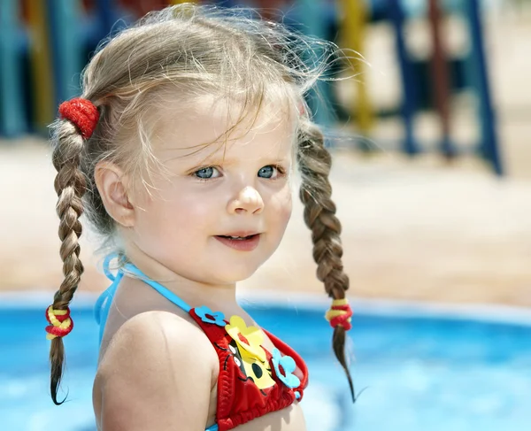 Child swimming in pool. — Stock Photo, Image