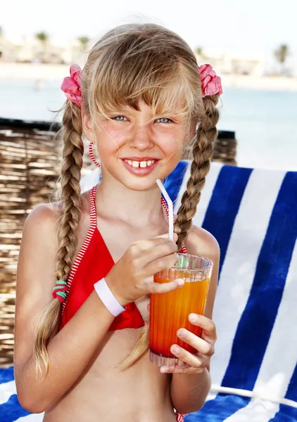 Kind am Strand trinkt Cocktail. — Stockfoto