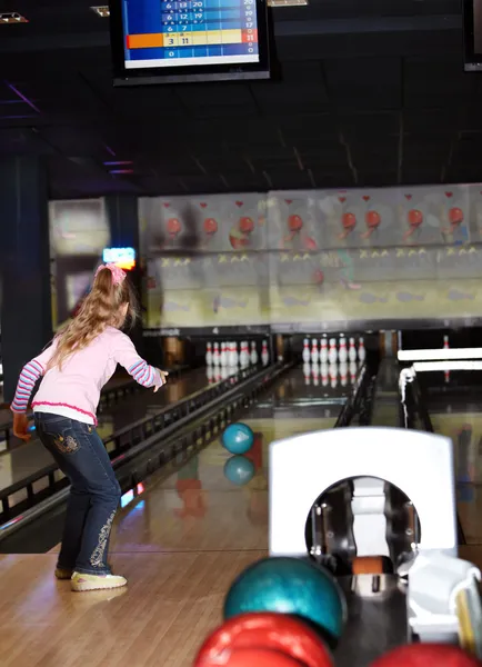 Dítě dívka s bowlingovou kouli. — Stock fotografie