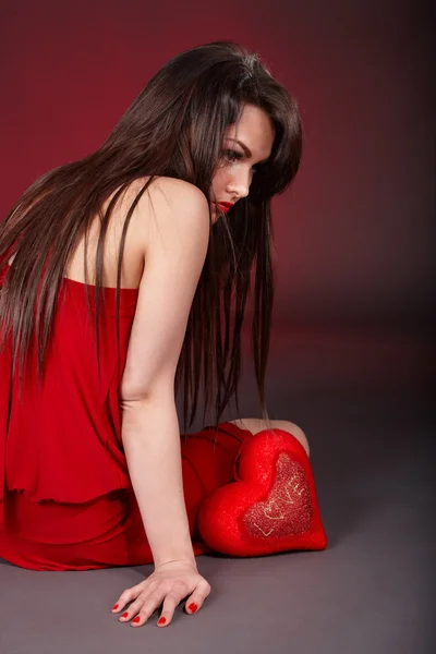 Flicka med rött hjärta i depression. — Stockfoto