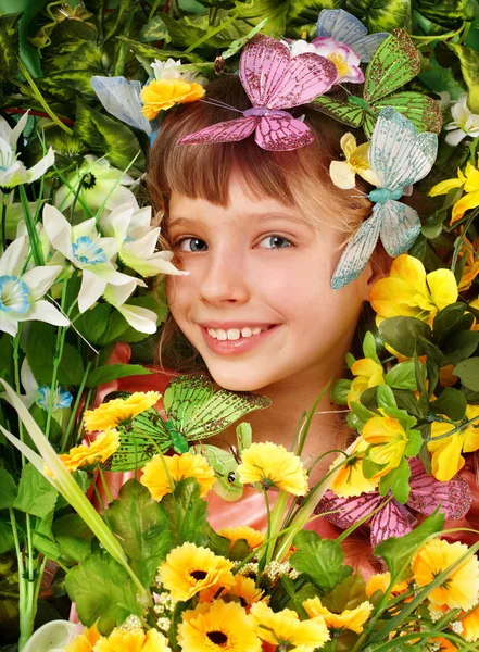 Dziewczyna z motyl i kwiaty. — Zdjęcie stockowe