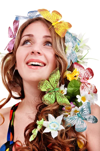 Mädchen mit Schmetterling und Blume auf dem Kopf. Frühlingsbehaarung. — Stockfoto