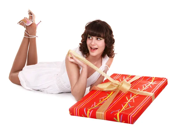Flicka och stora röda presentförpackning. — Stockfoto