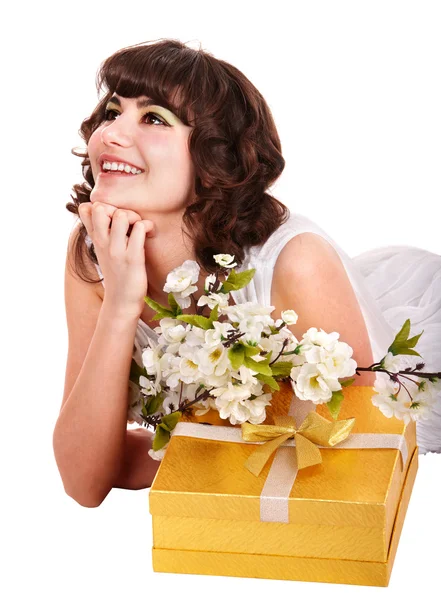 Hermosa chica con caja de regalo roja y flor . — Foto de Stock