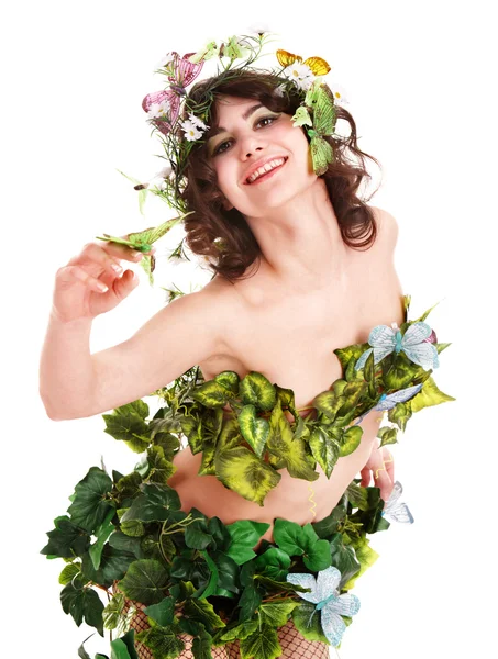 Красивая молодая женщина с цветами и бабочкой . — стоковое фото