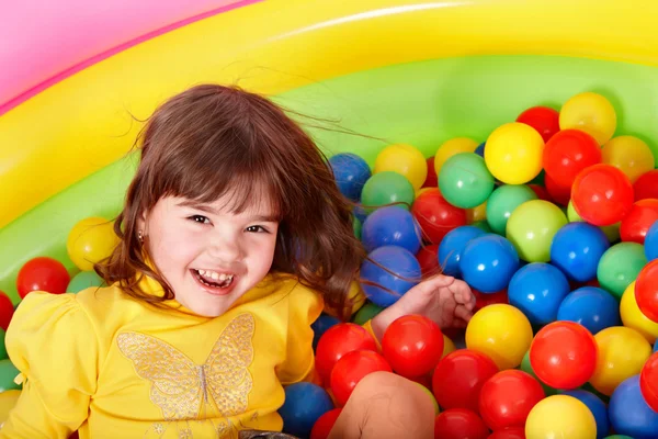 Счастливый ребенок в группе красочный бал . — стоковое фото