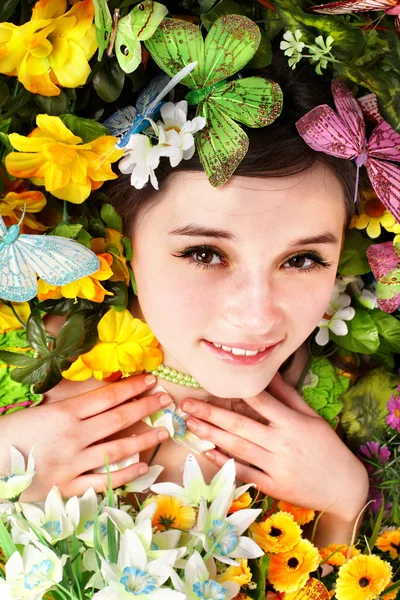Menina bonita com borboleta e flor na grama verde . — Fotografia de Stock