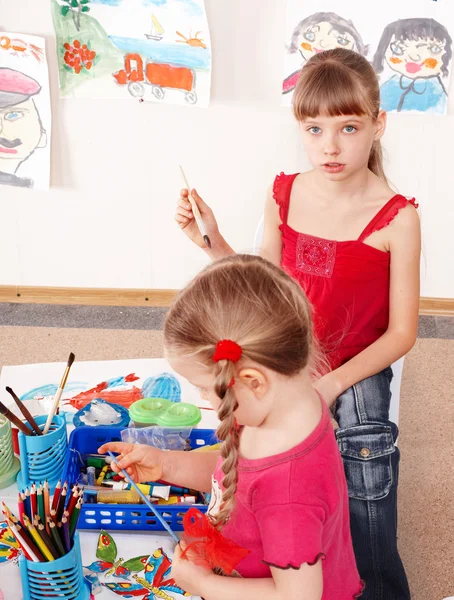 Παιδιά prescooler με μολύβι χρώμα στο δωμάτιο παιχνίδι. — Φωτογραφία Αρχείου