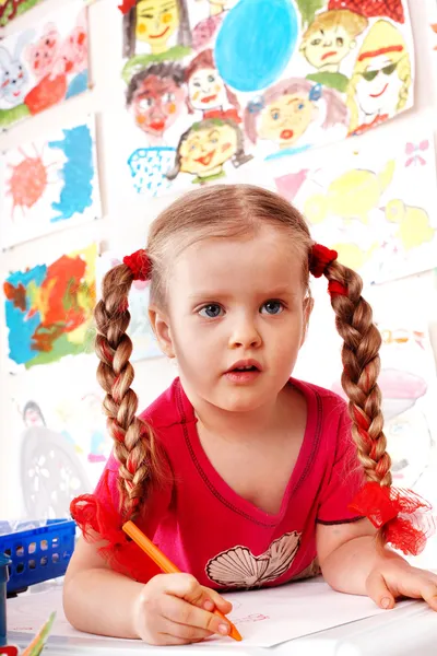 Dítě preschooler s tužkou v herně. — Stock fotografie
