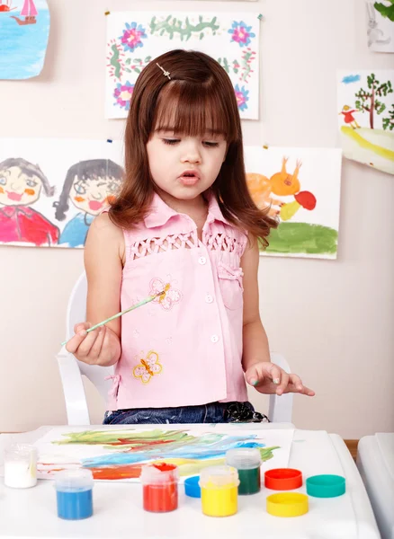 Peinture pour enfants en préscolaire . — Photo