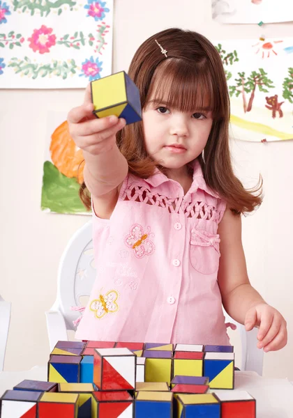 Criança brincando bloco em casa . — Fotografia de Stock