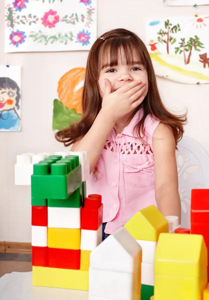 Kind met hout blok in de speelkamer. — Stockfoto