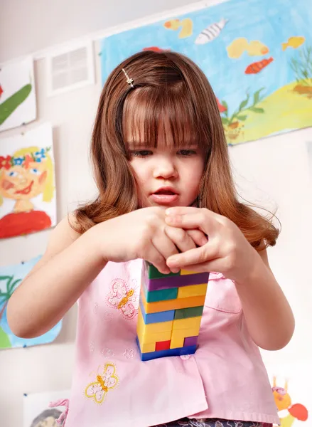 Gyermek játszik építési készlet. — Stock Fotó