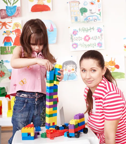 Ребенок с блоком Лего и строительным набором в игровой комнате . — стоковое фото