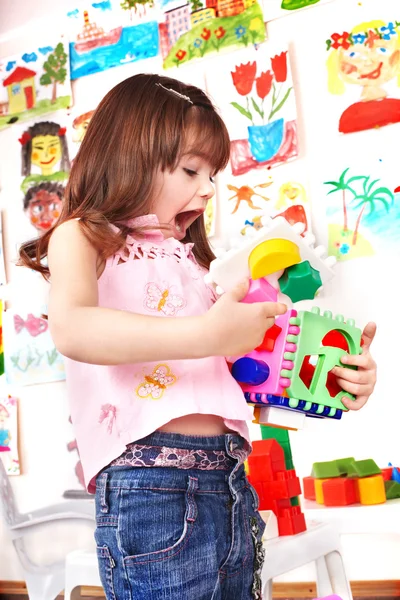 Kind spelen blok in de speelkamer. — Stockfoto