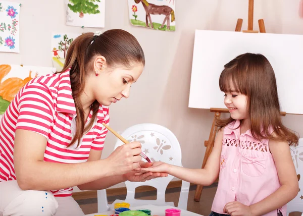 Enfant préscolaire avec peinture faciale . — Photo