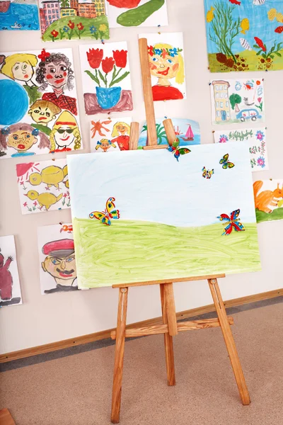 Easel in art class. — Stock Photo, Image