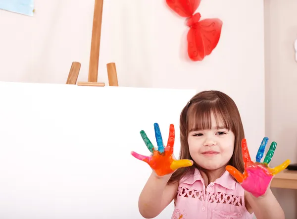 Kind macht Handabdrücke. — Stockfoto