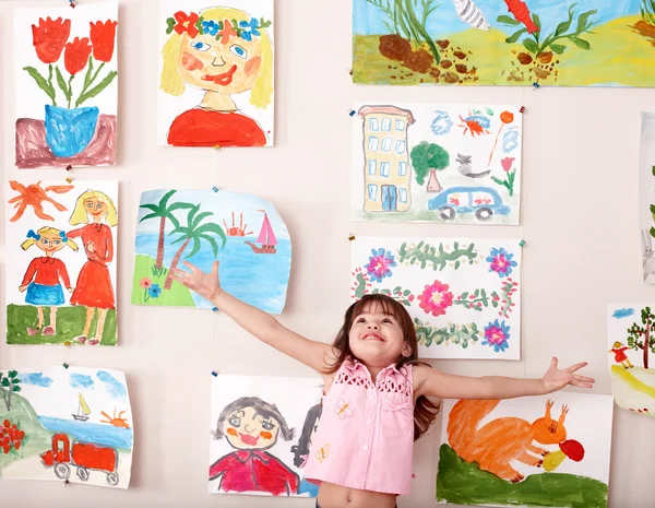 Παιδί με χρώμα στην τάξη τέχνη . — Φωτογραφία Αρχείου