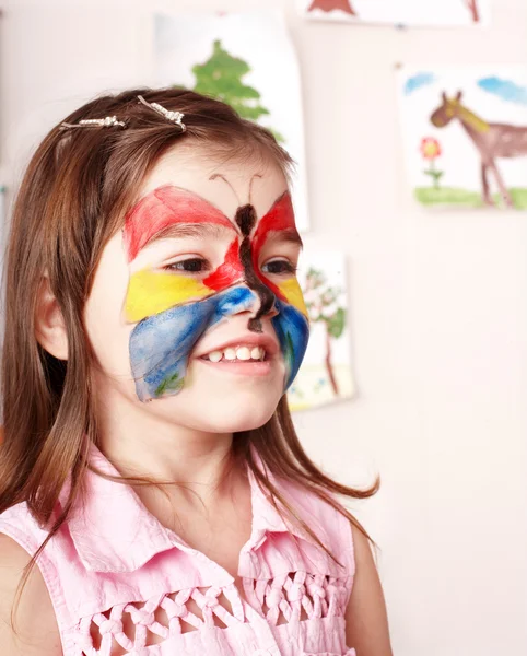 Dziecko co malowanie twarzy. — Zdjęcie stockowe