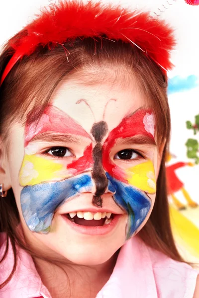 Ребенок с краской на лице в игровой комнате . — стоковое фото