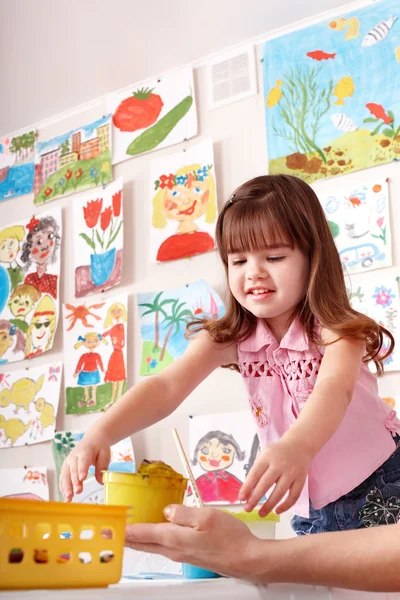 Dítě s barvou v umění třídě . — Stock fotografie