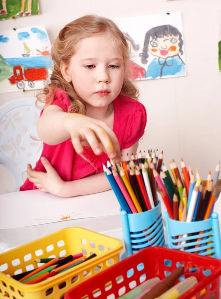 Παιδί με μολύβι σε αίθουσα παιχνιδιών. — Φωτογραφία Αρχείου