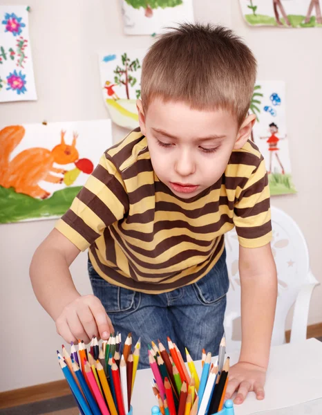 Παιδί σύρει μολύβι σε αίθουσα παιχνιδιών. — Φωτογραφία Αρχείου