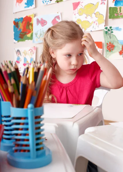 Child painting by pencil in art class. — Stock Photo, Image