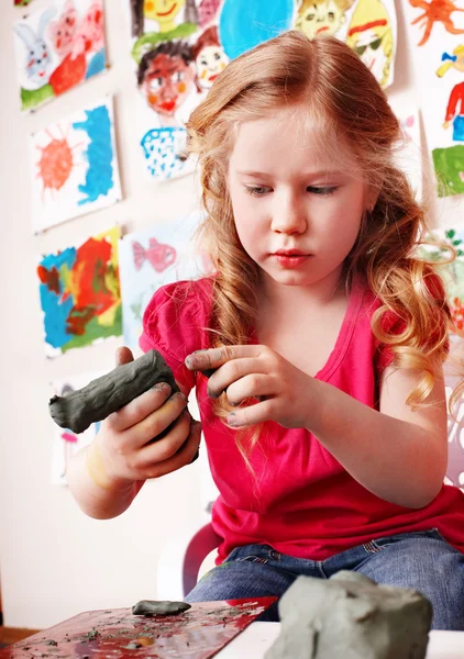 Παιδί κορίτσι καλούπι από πηλό σε αίθουσα παιχνιδιών. — Φωτογραφία Αρχείου