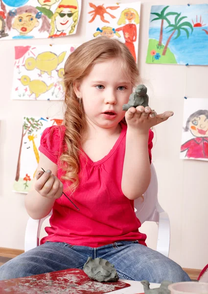Kind spelen met klei. — Stockfoto