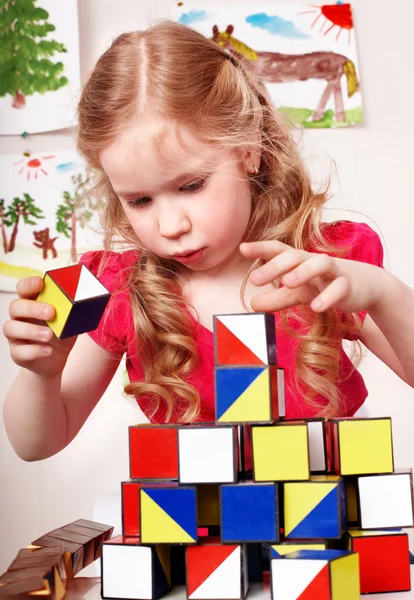Dítě preschooler hrát blok v herně. — Stock fotografie