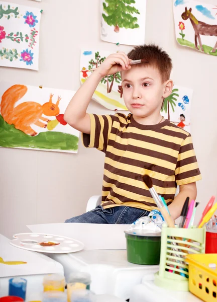 Kind verf in de kunst klas. — Stockfoto