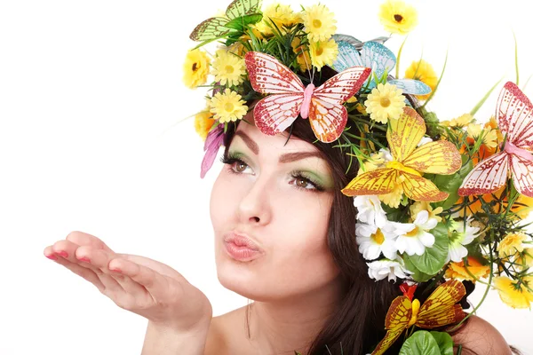 Chica con mariposa y flor en la cabeza . — Foto de Stock