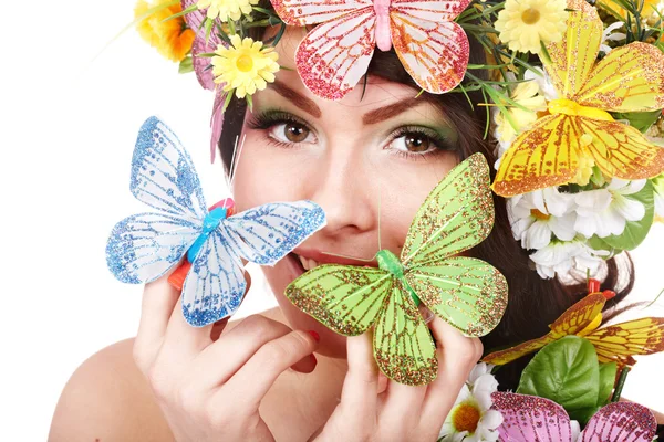 Девушка с бабочкой и цветами на голове . — стоковое фото