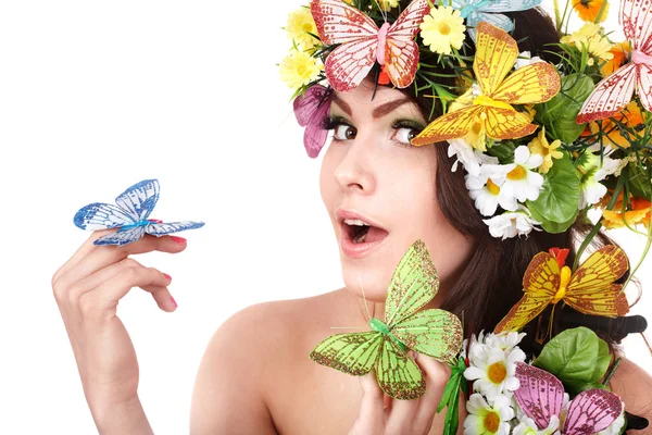 Flicka med fjäril och blomma på huvudet. — Stockfoto