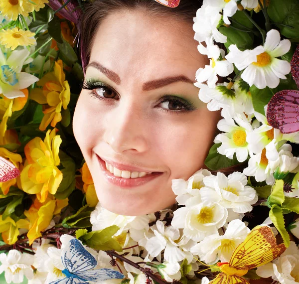 Όμορφη κοπέλα με πεταλούδων και λουλουδιών στο γρασίδι. — Φωτογραφία Αρχείου