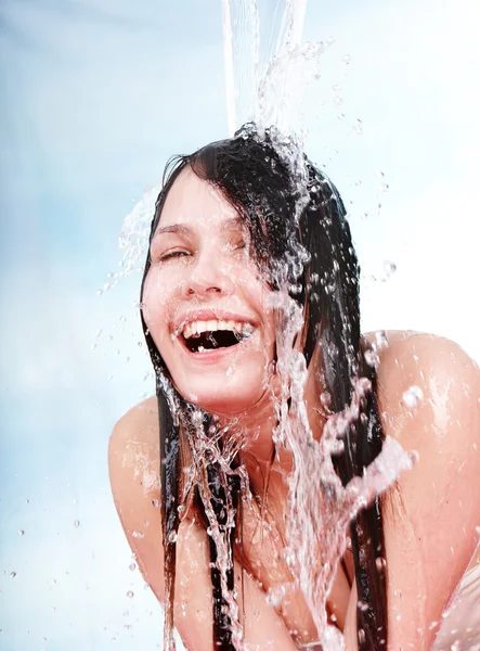 Mooie meisje in water. Lichaamsverzorging. — Stockfoto