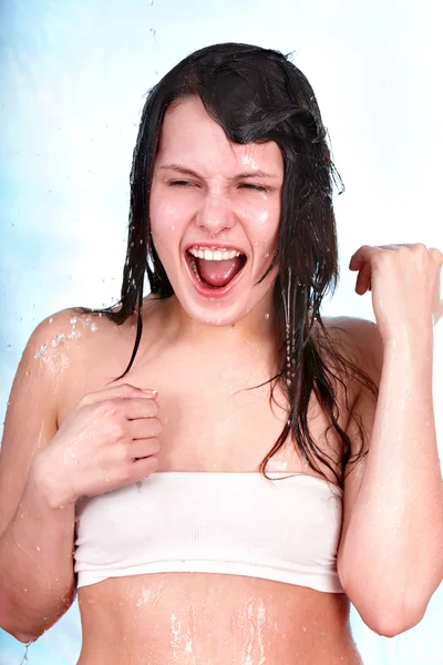 Mooi meisje met nemen douche. — Stockfoto