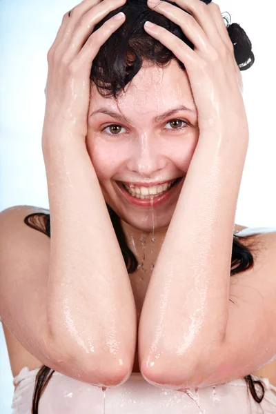 Mooi meisje met nemen douche. — Stockfoto