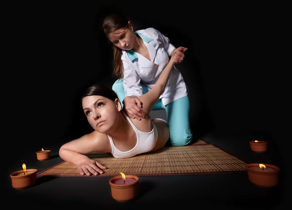 Schön mädchen having thai massage. — Stockfoto