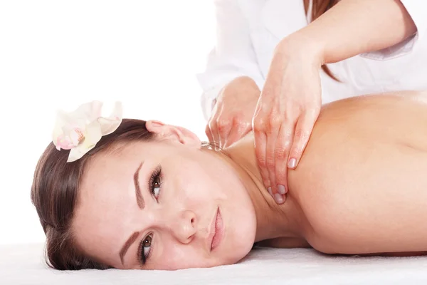 Mujer joven teniendo masaje. — Foto de Stock