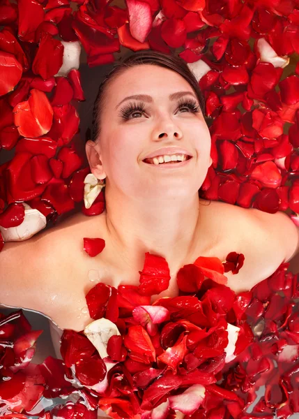Beautiful girl in jacuzzi with rose petal. — Stock Photo, Image